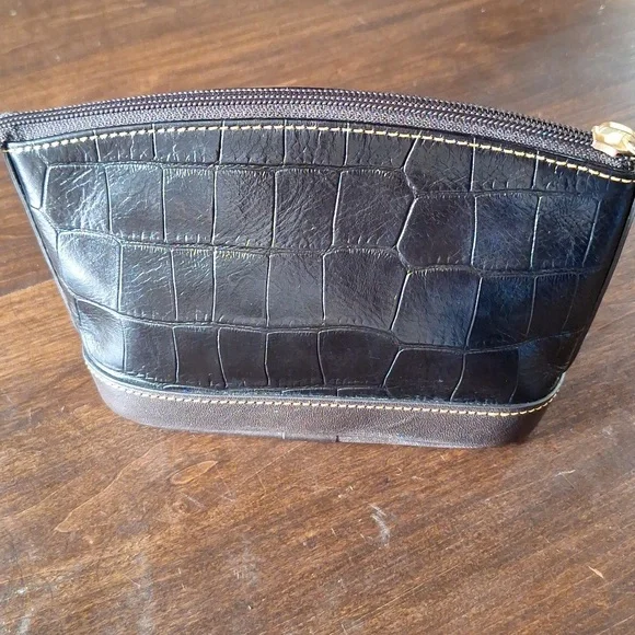 Dooney and bourke black crocodile tmoro pouch with birdseye interior like new - Picture 2 of 5